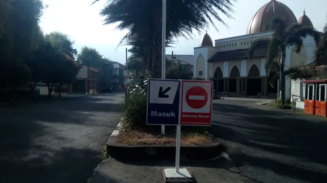 Deretan pohon kurma menjadi pemandangan pertama memasuki area kampus Uniga Garut, Jawa Barat