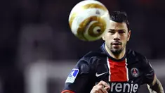 Paris-Saint-Germain's forward Mateja Kezman eyes the ball during the French League Cup football match Paris vs. Nancy, on November 12, 2008 at the Parc des Princes stadium in Paris. / FRANCK FIFE