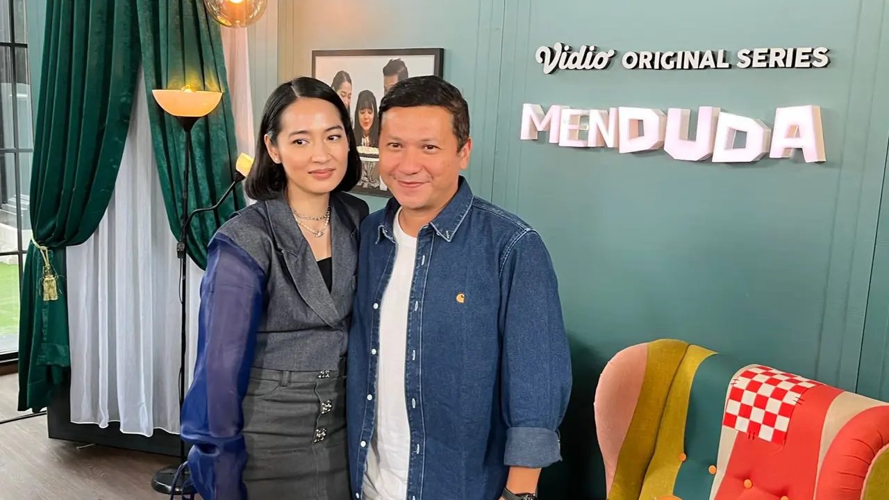 Niken Anjani dan Gading Marten di press release untuk original series terbarunya, 'Menduda', di Home by Moonshine, Sampoerna Strategic Square, Jakarta (Fimela.com/Doc/Rianti Fitri Wulandari)