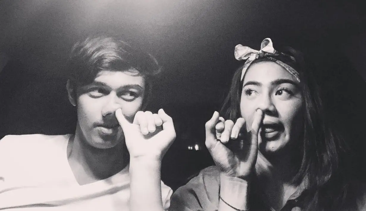 Kalo yang ini benar-benar gaya berfoto yang tak biasa dilakukan oleh sepasang kekasih. (Foto: instagram.com/hitocaesar)