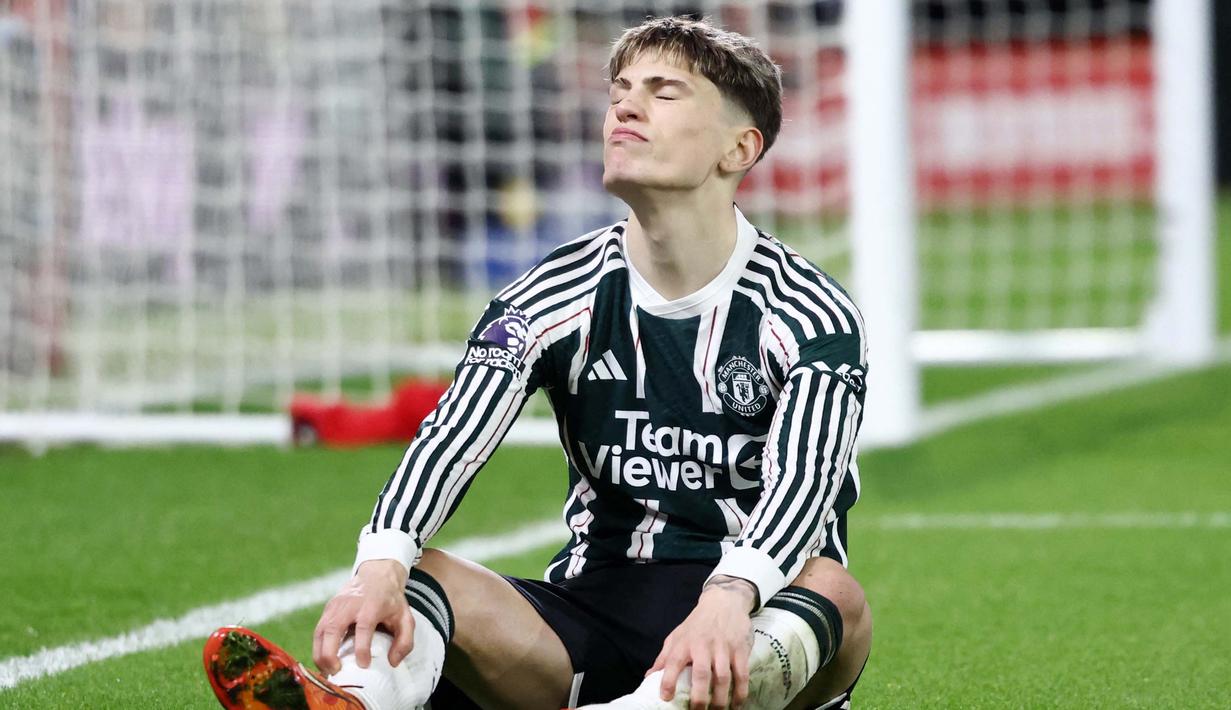 Ekspresi pemain Manchester United, Alejandro Garnacho, setelah ditaklukkan Nottingham Forest pada laga pekan ke-20 Premier League 2023/2024, Minggu (31/12/2023) dini hari WIB. (AFP/Darren Staples)