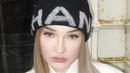 Petras pun tampil bak Barbie dengan riasan wajah minimalis. Bahkan ia hanya mengenakan lipglos agar bibirnya tak terlalu pucat. (@kimpetras)