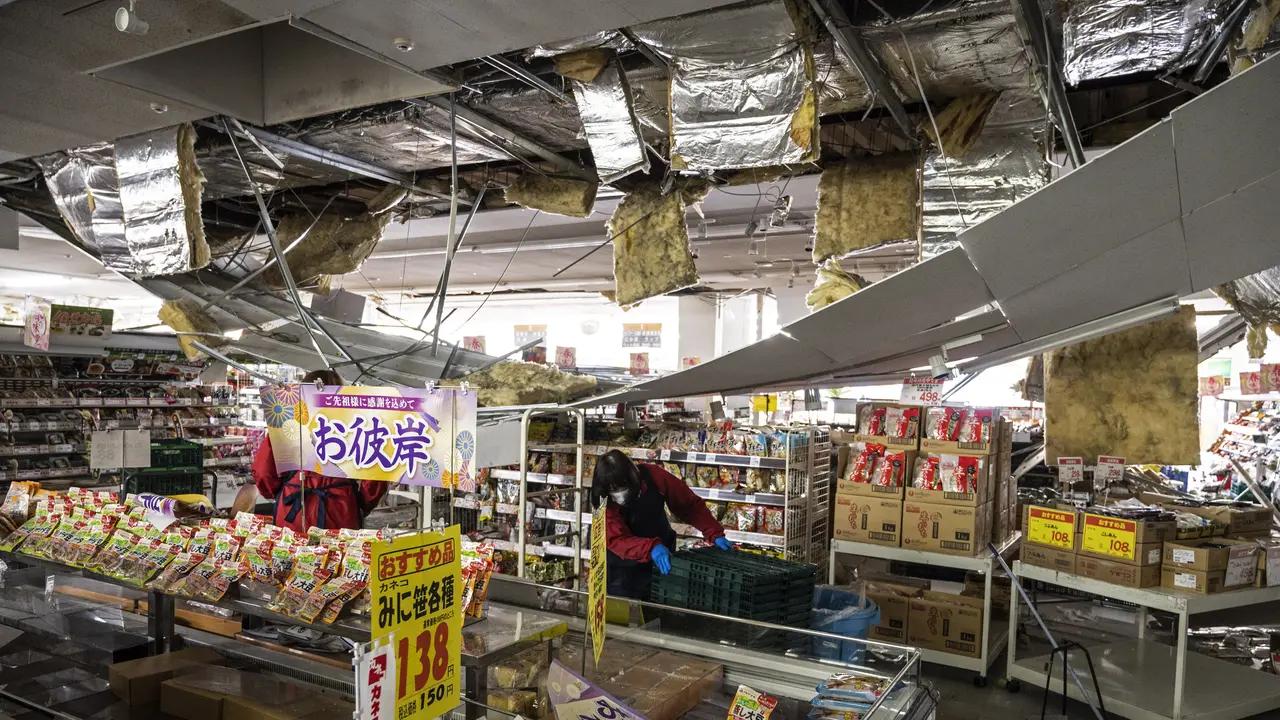 Diguncang Gempa, Swalayan di Jepang Berantakan