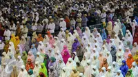 Ribuan orang memadati Masjid Istiqlal untuk melaksanakan Salat Tarawih di malam pertama Ramadan, Jakarta, Rabu (17/6/2015). (Liputan6.com/Faizal Fanani)
