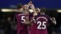 Pemain Manchester City merayakan kemenangannya usai mengalahkan Chelsea pada pertandingan Liga Inggris di Stamford Bridge, London (30/9). Manchester City berhasil menang 1-0 atas Chelsea. (AFP Photo/Andrian Dennis)