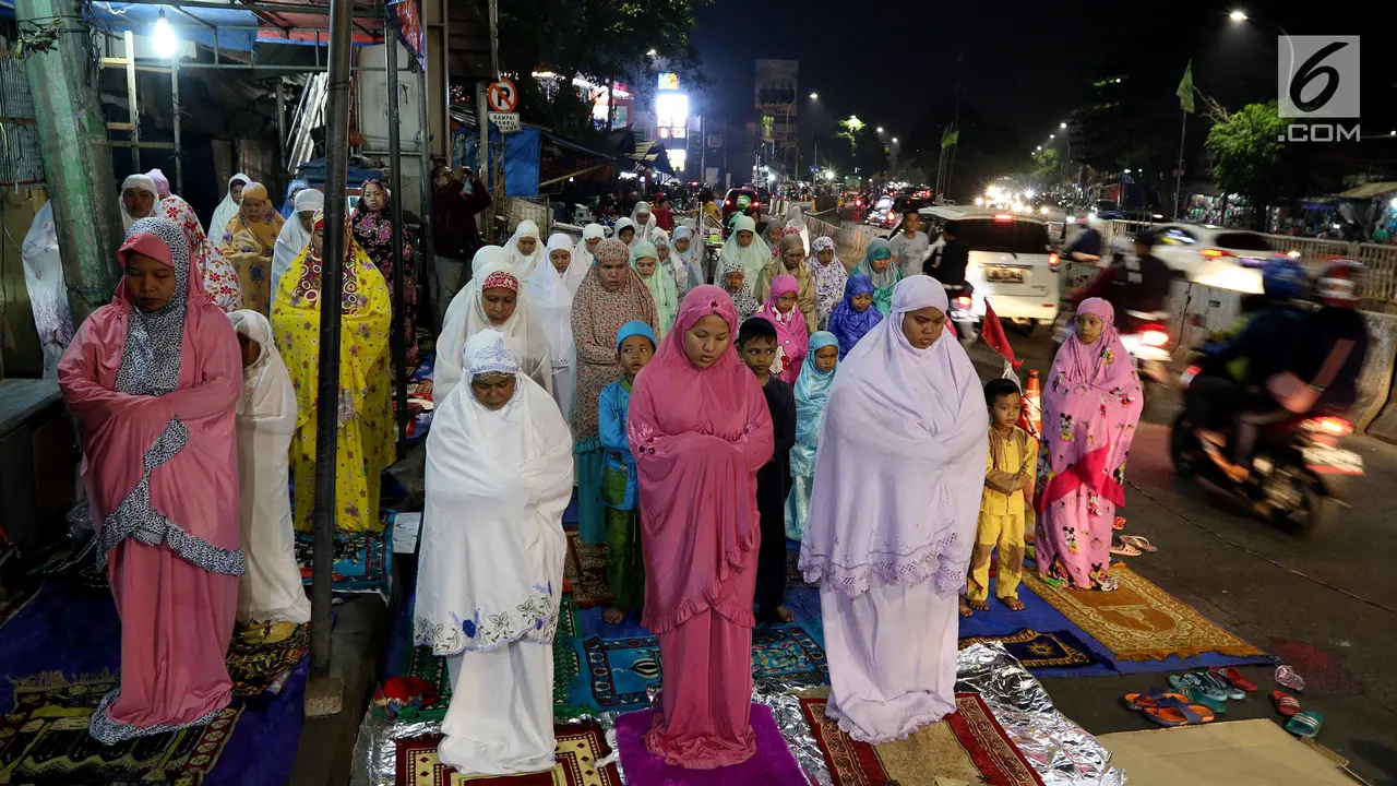 Meluber, Warga Pasar Gembrong Salat Tarawih hingga ke Badan Jalan dan JPO