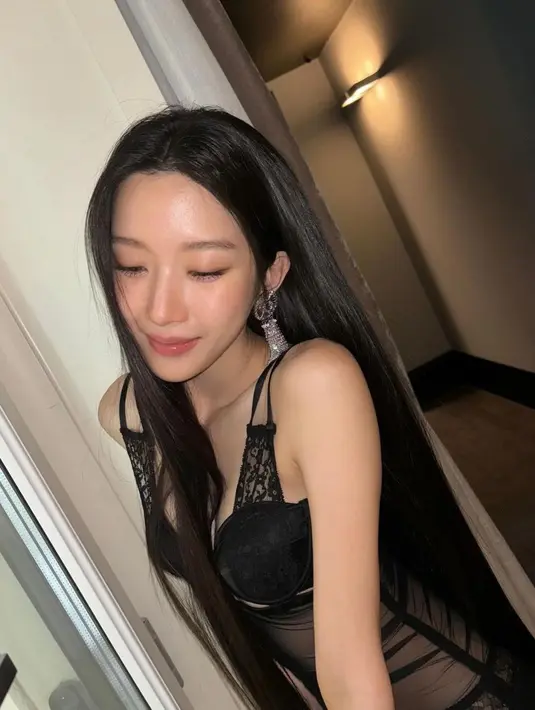 Moon Ga Young tampil penuh pesona dengan gaya rambut panjangnya yang dibiarkan tergerai dan makeup pas tanpa kesan menor. Bagaimana menurutmu dengan penampilan Moon Ga Young ini, Sahabat FIMELA? [Foto: Instagram/marieclairetw]