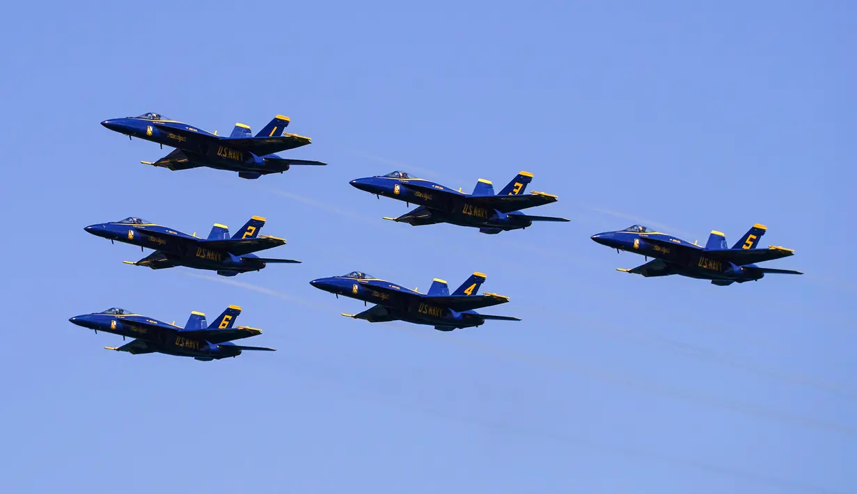 US Navy Blue Angels tampil pada Chicago Air and Water Show di atas Danau Michigan, Chicago, Amerika Serikat, 21 Agustus 2022. Pertunjukan spektakuler tahunan ini kembali digelar setelah dua tahun dibatalkan karena pandemi COVID-19. (AP Photo/Kiichiro Sato)