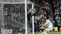 Aksi Manuel Neuer di laga Bayern Munchen versus Real Madrid di Bernabeu yang merupakan laga leg 1 perempat final Liga Champions. (Oscar DEL POZO / AFP)