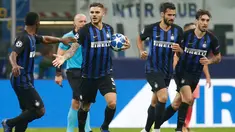 Striker Inter Milan, Mauro Icardi berselebrasi bersama rekannya usai mencetak gol di menit ke-87 ke gawang Barcelona pada pertandingan grup B Liga Champions di Giuseppe Meazza, Italia (6/11). Inter imbang dengan Barcelona 1-1.