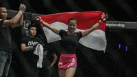 Petarung putri Indonesia Priscilla Hertati Lumban Gaol merayakan kemenangannya atas  petarung putri Malaysia  Audreylaura Boniface dalam laga One Championship di Jakarta, Sabtu (20/1). (Liputan6.com / Faizal Fanani)