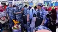 VIDEO: Serdadu Asing Semangat Masak Rendang Pakai Kayu Bakar