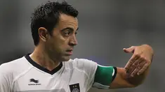 Legenda Spanyol dan Barcelona, Xavi Hernandez saat berlaga di pertandingan antara Qatar Stars League melawan Lekhwiya di Doha (27/11/2015). Xavi mengaku sudah mulai beradaptasi dan senang bisa bermain di Qatar.(AFP Photo/Karim Jaafar)