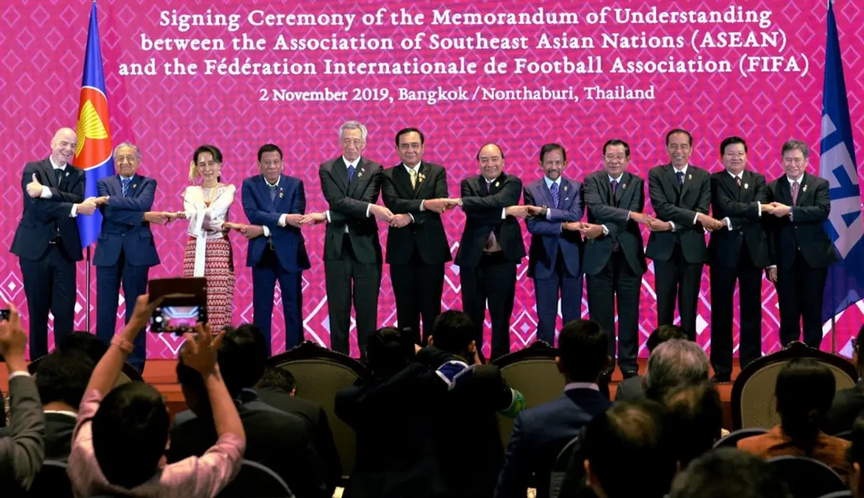 Presiden Joko Widodo bersama kepala negara dan kepala pemerintahan negara-negara ASEAN berfoto dengan Presiden FIFA Gianni Infantino dan Sekjen ASEAN Dato Lim Jock Hoi usai penandatanganan Nota Kesepahaman antara FIFA dan ASEAN di Bangkok, Sabtu (2/11/2019). (Liputan6.com/Biro Pers Setpres)