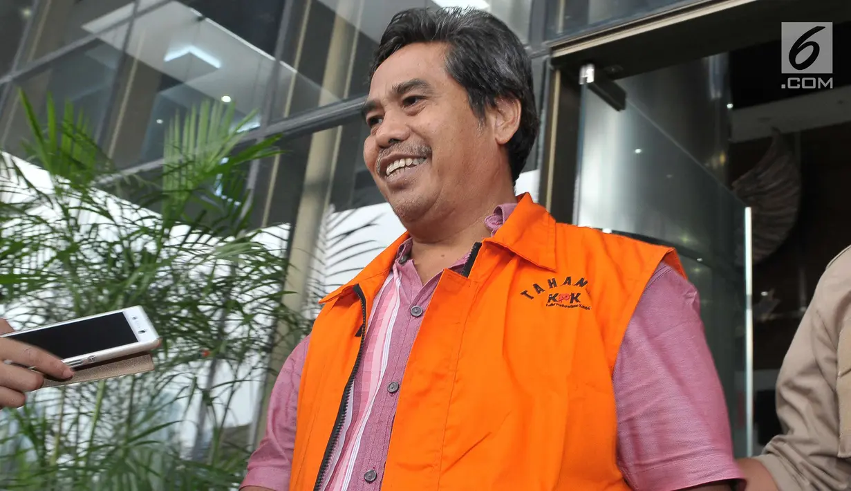 Ketua DPRD Kota Mojokerto Purnomo menjawab pertanyaan awak media usai menjalani pemeriksaan di gedung KPK, Jakarta, Rabu (12/7). Purnomo diperiksa terkait kasus suap pengalihan anggaran pada Dinas PUPR Kota Mojokerto tahun 2017 (Liputan6.com/Helmi Afandi)