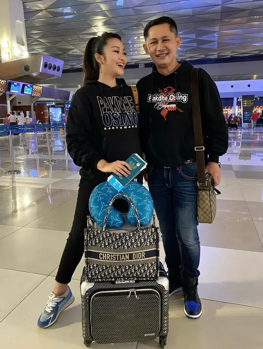 Sehari setelah mengumumkan sang suami pensiun, Fitri Carlina membagikan informasi terbaru terkait kelanjutan sang suami. [Instagram/fitricarlina]