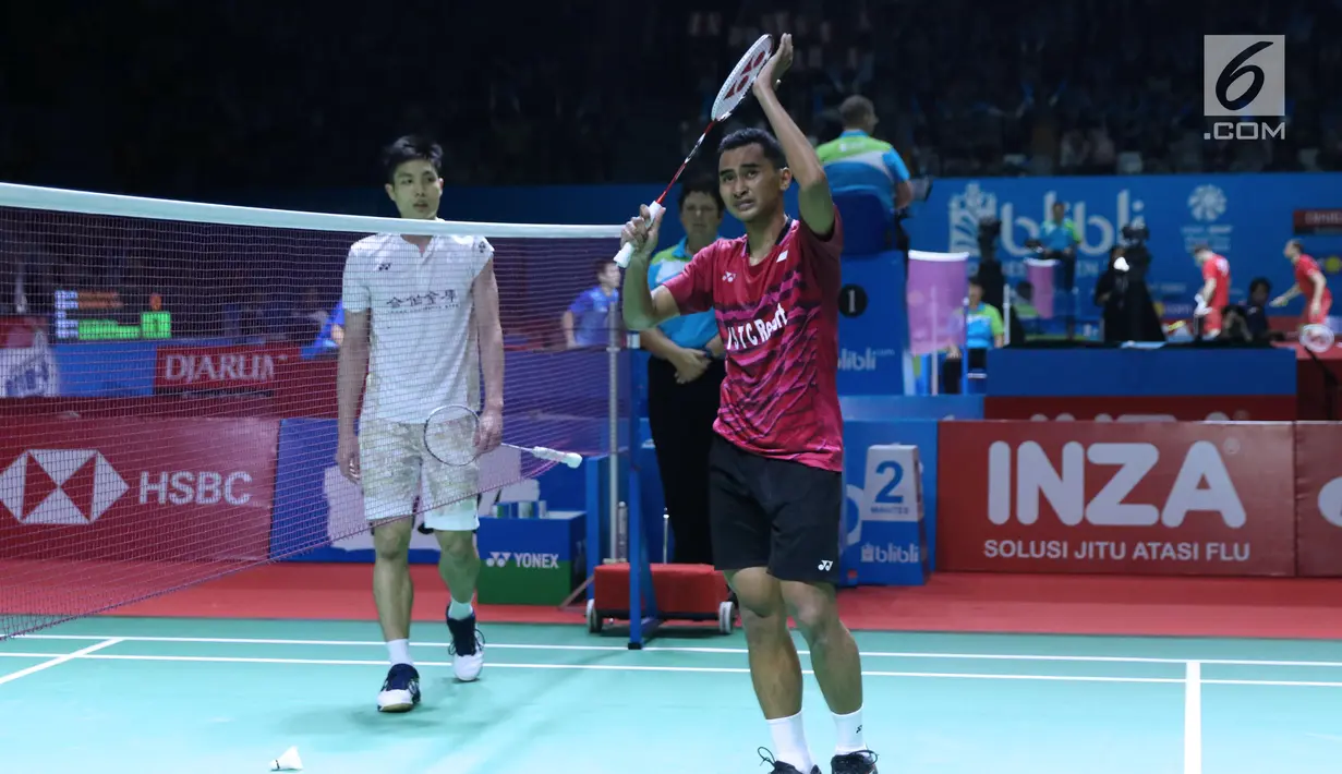 Tunggal putra Indonesia, Tommy Sugiarto merayakan kemenangan atas pebulu tangkis China Taipei, Chou Tien Chen pada 16 besar Indonesia Open 2018 di Istora GBK, Jakarta, Kamis (5/7). Tommy unggul 21-13, 14-21, 21-18. (Liputan6.com/Helmi Fithriansyah)