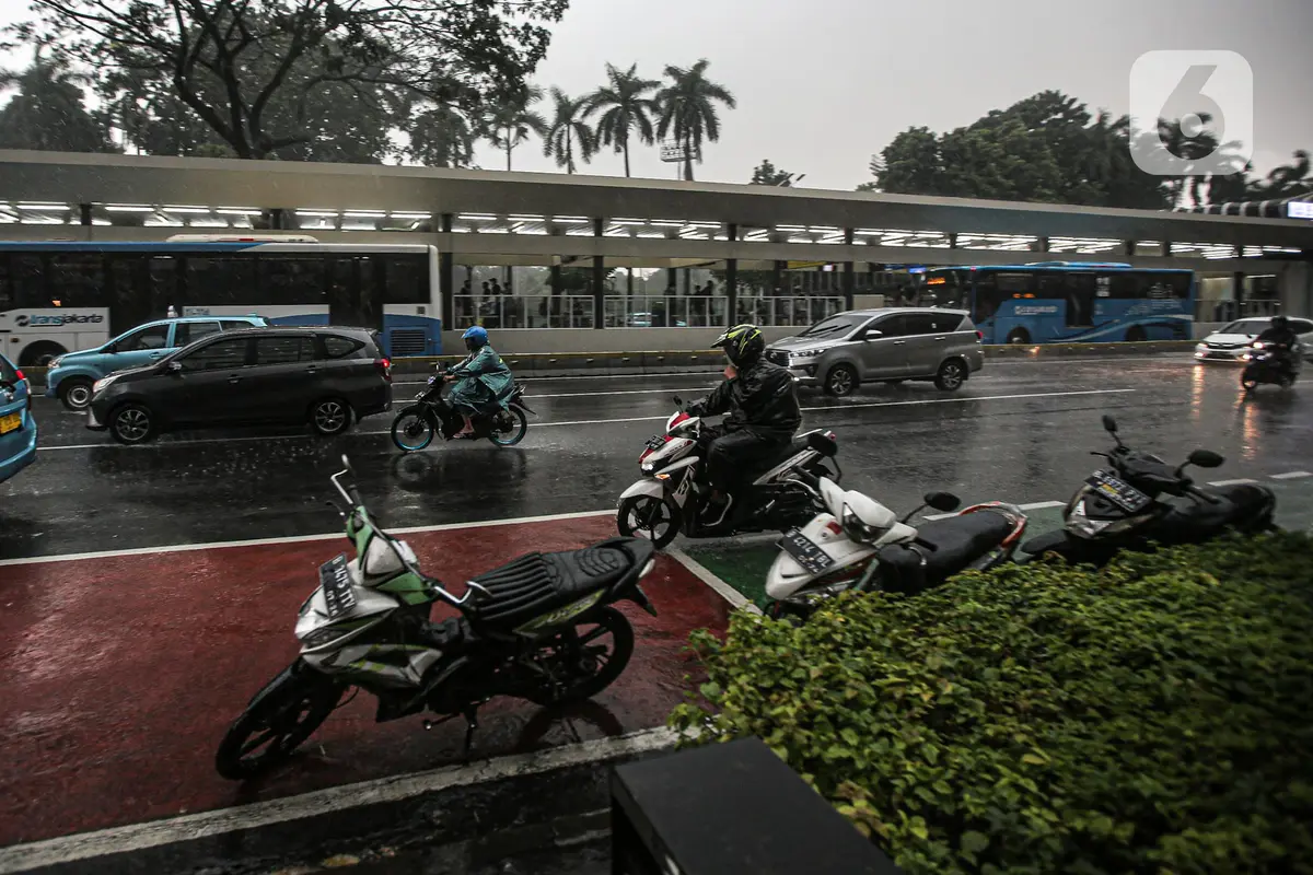 Potensi Cuaca Ekstrem di Akhir Tahun, Pemprov DKI Kaji Penerapan WFH