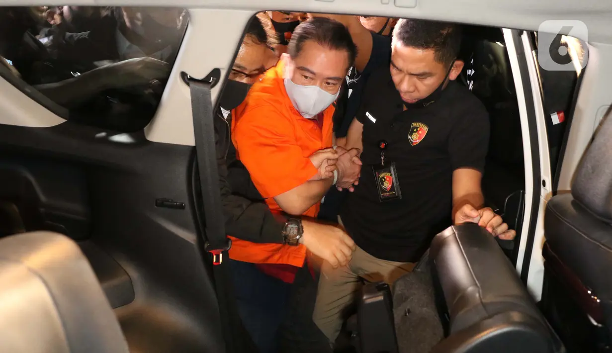 Terpidana pengalihan hak tagih atau cessie Bank Bali, Djoko Sugiarto Tjandra digiring masuk kedalam mobil usai tiba di Bandara Halim Perdanakusuma Jakarta, Kamis (30/7/2020). Djoko Tjandra tiba sekitar pukul 22.30 WIB dan langsung dibawa ke Bareskrim Mabes Polri. (Liputan6.com/Helmi Fithriansyah)