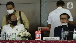Menko Polhukam Mahfud MD (kiri) dan Menkumham Yasonna H Laoly saat menyampaikan keterangan terkait pemulangan buron Maria Pauline Lumowa di Bandara Soetta, Tangerang, Banten, Kamis (9/7/2020). Maria merupakan pembobol kas BNI Cabang Kebayoran Baru senilai Rp 1,2 triliun. (merdeka.com/Dwi Narwoko)