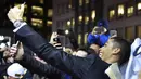 Cristiano Ronaldo berfoto selfie bersama fans sebelum mengikuti acara Anugerah  FIFA Ballon d'Or 2015 di Kongresshaus, Zurich, Selasa (11/1/2016). (AFP Photo/Michael Buholzer)