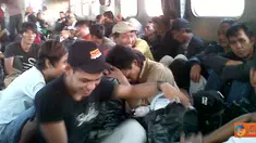 Citizen6, Jakarta: Beberapa jam menjelang Ramadhan, penumpang KA ekonomi jurusan Cipuja-Jakarta, berjubel duduk di lantai demi sampai ke tempat tujuan walaupun harus berdesak-desakan. (Pengirim: Wahyu Dwi Cahya)
