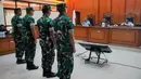 Empat oknum Tentara Nasional Indonesia (TNI), Sami Lakka, Nandala Dwi Prasetya, Budhi Hariyanto Widhi Cahyono, dan Edi Sudarko (kiri ke kanan), terdakwa penyerangan cairan asam terhadap aktivis Hak Asasi Manusia, Andrie Yunus, berdiri tegak saat persidangan mereka di Pengadilan Militer II-08 Jakarta, Rabu 29 April 2026. Sidang perdana kasus penyerangan penyiraman air keras terhadap aktivis Hak Asasi Manusia (HAM) dan Wakil Koordinator KontraS, Andrie Yunus, resmi digelar di Pengadilan Militer II-08 Jakarta, Cakung, Jakarta Timur, pada Rabu 29 April 2026. (AP Photo/Tatan Syuflana)