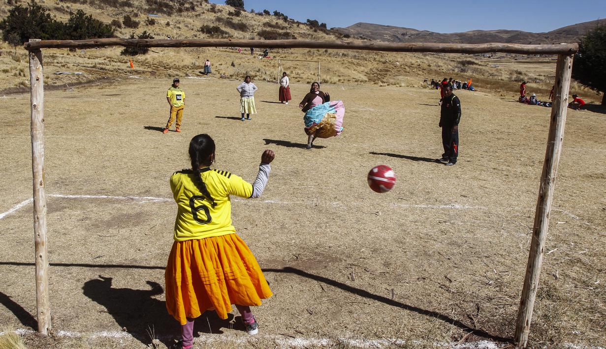 Sejumlah perempuan suku Aymara bermain sepak bola di distrik Juli, kota Puno, Peru selatan. (AFP/Carlos Mamani)