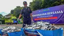 Pemusnahan akan menggunakan metode co-processing dengan suhu mencapai 1.500–1.800 derajat Celsius. Tampak dalam foto, petugas melakukan pemusnahan barang ilegal hasil penindakan di bidang kepabeanan dan cukai di ICE BSD City, Tangerang, Rabu (12/11/2025). (merdeka.com/Arie Basuki)