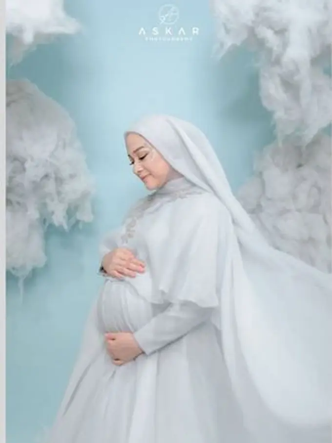 Jelang Melahirkan Anak Ketiga, Ini 6 Potret Maternity Shoot Nina Zatulini