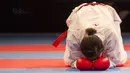 Karateka Indonesia, Srunita Sari, usai berhasil mengalahkan karateka Thailand, Paweena Raksachart, pada cabang karate di KLCC, Kuala Lumpur, Selasa (22/8/2017). Srunita berhasil meraih emas untuk Indonesia. (Bola.com/Vitalis Yogi Trisna)