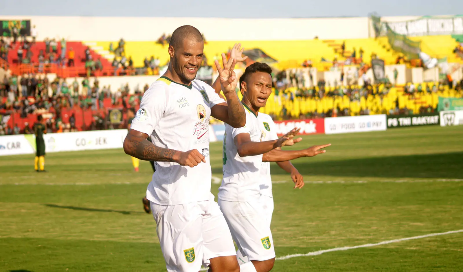 David da Silva merayakan gol bersama Osvaldo Haay pada laga PS Tira vs Persebaya di Stadion Sultan Agung, Bantul, Jumat (13//4/2018). (Bola.com/Ronald Seger Prabowo)