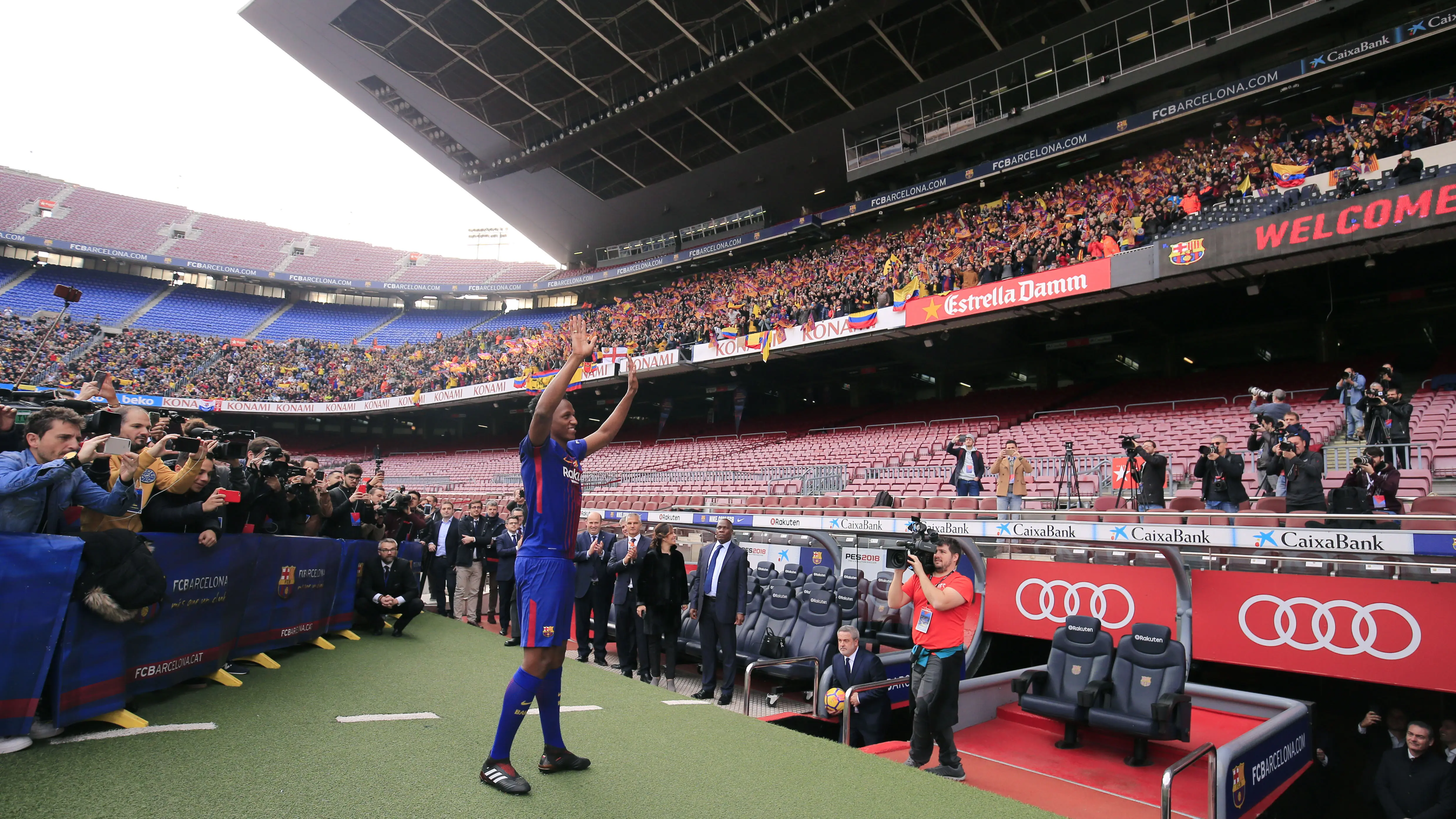 Yerry Mina saat menyapa fans pada sesi perkenalan di Camp Nou stadium, Barcelona, (13/1/2018). Mina didatangkan Barcelona dari Palmeiras sebesar 10.5 juta pounds. (AFP/Pau Barrena)