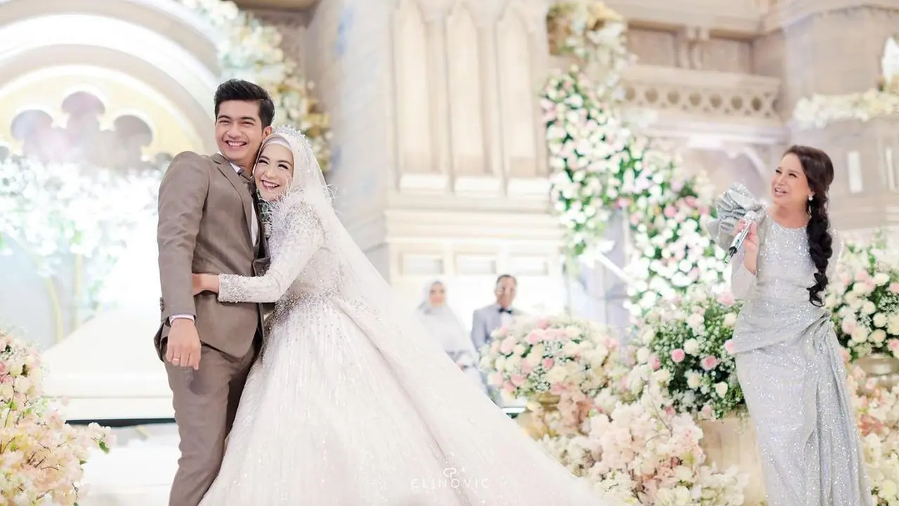 Detail Gaun Pernikahan Ria Ricis yang Bisa Menyala dalam Gelap ...
