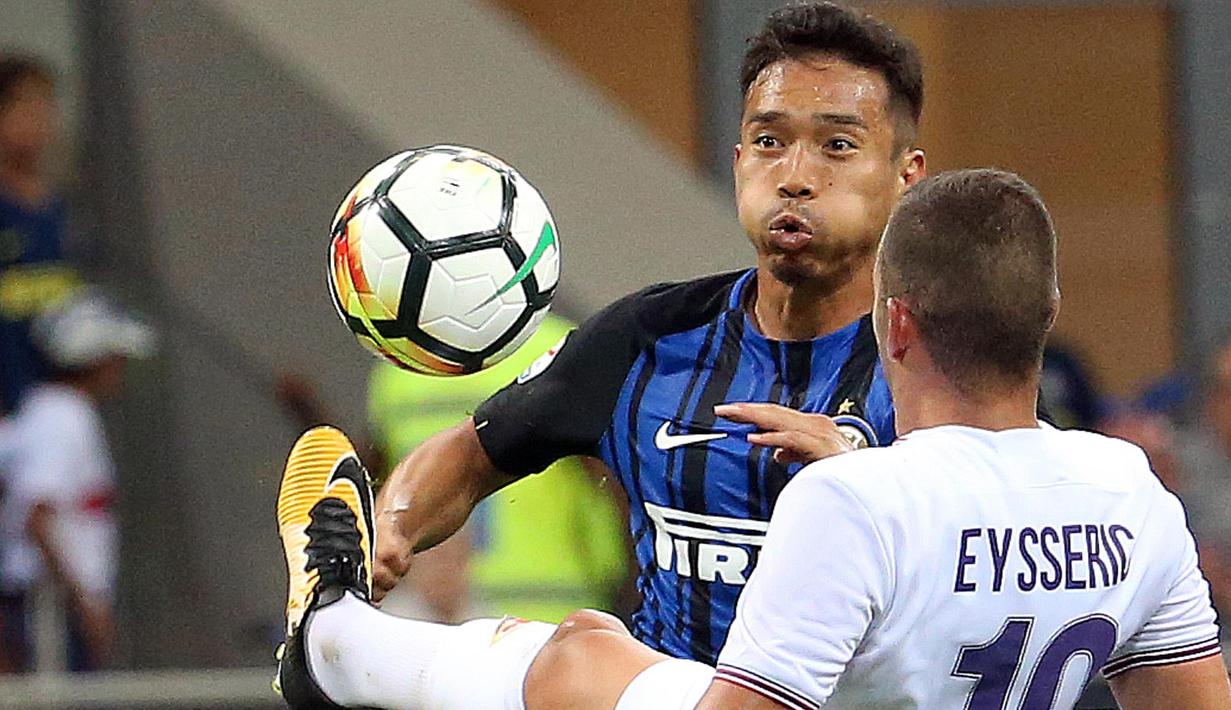 Pemain Inter Milan, Yuto Nagatomo (kiri) berebut bola dengan pemain Fiorentina, Valentin Eysseric pada laga Serie A di San Siro stadium, Milan (20/8/2017). Inter menang 3-0. (Matteo Bazzi/ANSA via AP)