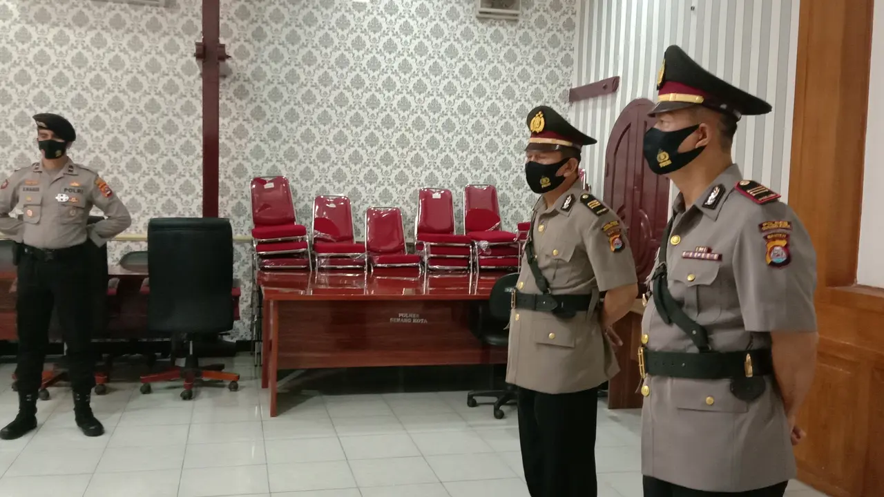 Upacara Pergantian Kapolsek Karena Terjadinya Kerumunan Massa Saat Pandemi Covid-19. (Kamis, 03/12/2020). (Yandhi Deslatama/Liputan6.com)