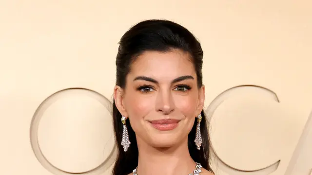 Pancarkan Kilau di Oscar 2026, Anne Hathaway dan Priyanka Chopra Tampil Mewah dengan Sentuhan Baru High Jewelry Bvlgari