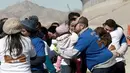 Suasana haru saat warga Meksiko bertemu keluarga dan kerabat mereka di perbatasan Meksiko-AS di Ciudad Juarez, Meksiko (28/1). Dengan waktu yang singkat, akhirnya mereka dapat melepas rindu setelah lama berpisah. (AP Photo/Christian Torres)