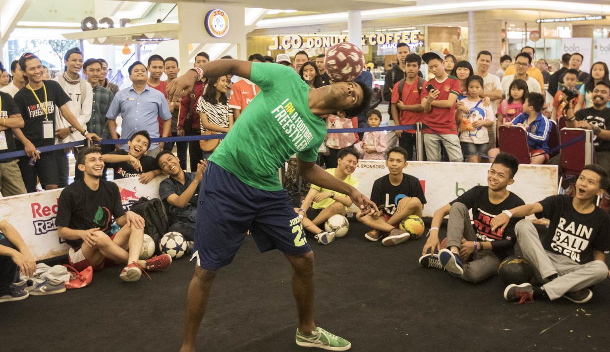 Seorang freestyler memainkan bola dengan kepala pada acara  Indonesian  Freestyle Football Championship 2015 di Mall Pluit Village, Jakarta, Sabtu (14/11/2015). (Bola.com/Vitalis Yogi Trisna)