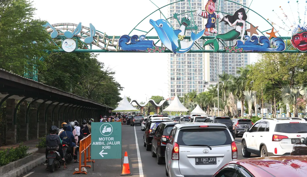 Sejumlah kendaraan antre untuk memasuki kawasan wisata Taman Impian Jaya Ancol, Jalarta, Kamis (29/10/2020). Selain tingginya minat warga berwisata di masa libur panjang, antrean ini juga disebabkan pengalihan buka tutup pintu masuk kawasan Taman Impian Jaya Ancol.  (Liputan6.com/Helmi Fithriansyah)
