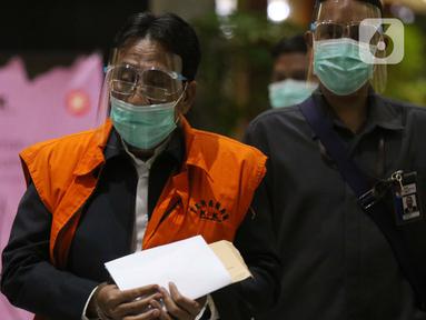 Abdul Rozak Muslim (rompi oranye) berjalan meninggalkan gedung KPK usai penetapan penahanan sebagai tersangka dugaan suap terkait pengurusan dana bantuan Provinsi Jawa Barat kepada pemerintah Kabupaten Indramayu TA 201-2019, Jakarta, Senin (16/11/2020). (Liputan6.com/Helmi Fithriansyah)