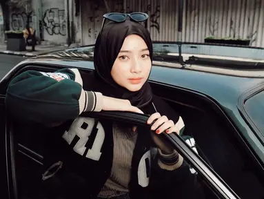 Ansellma Putri selalu curi perhatian saat mengenakan hijab hitam saat hangout. Ansel saat bergaya di dekat mobil ini kian membuatnya terlihat kece. Selebgram hits Bandung ini terlihat cantik memesona dengan hijab hitam. Banyak warganet memuji kecantikan Ansel di foto tersebut. (Liputan6.com/IG/@ansellmaputri)