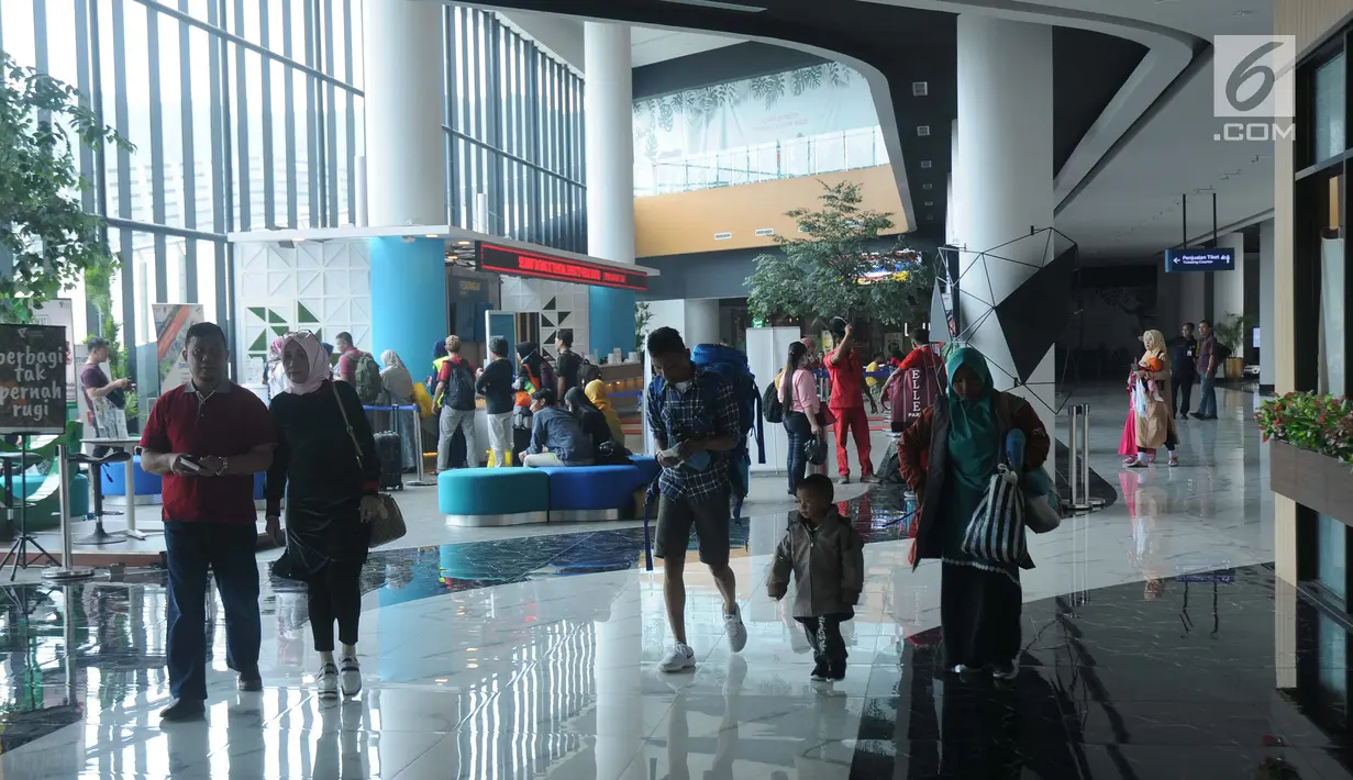 Calon penumpang bersiap masuk kapal penyeberangan eksekutif di Pelabuhan Eksekutif Sosoro, Merak, Banten, Minggu (2/6/2019). Untuk menambah pelayanan dan kenyamanan, ASDP membuka terminal penyeberangan yang menyatu dengan tempat perbelanjaan. (Liputan6.com/Helmi Fithriansyah)