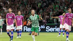 Gelandang Maccabi Haifa, Omer Atzili berselebrasi usai mencetak gol ke gawang Juventus pada pertandingan lanjutan grup H Liga Champions di stadion Sammy Ofer di kota Haifa pada 11 Oktober 2022. Atzili  mencetak dua gol dan mengantar Maccabi Haifa menang atas Juventus 2-0. (AFP/Ronaldo Schemidt)