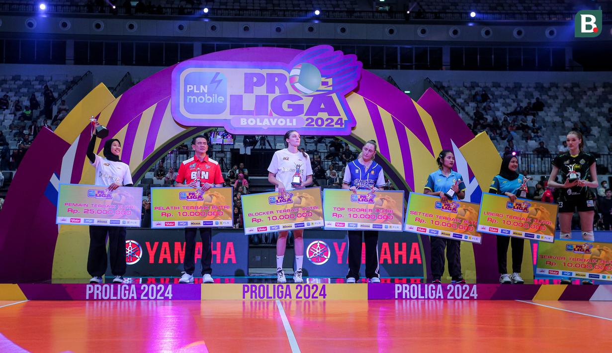 Para peraih penghargaan individu PLN Mobile Proliga 2024 di sektor putri (dari kiri) pemain terbaik Megawati Hangestri (BIN), Pelatih terbaik Danai Sriwatcharamethakul (BIN), blocker terbaik Kara Bajema (BIN), spiker terbaik dan top skor Madison Kingdon (Popsivo Polwan), setter terbaik Tisya Amallya (Electric PLN), libero terbaik Eris Septia (Electric PLN) dan server terbaik Marina Markova (Electric PLN) berfoto bersama usai laga grand final di Indonesia Arena, Senayan, Jakarta, Sabtu (20/7/2024). (Bola.com/Bagaskara Lazuardi)