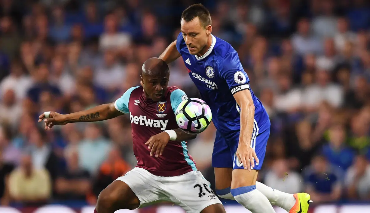 Pemain West Ham United, Andre Ayew (kiri) berebut bola dengan pemain Chelsea John Terry dalam Liga Primer Inggris di Stadion Stamford Bridge, London, Senin (15/8). Chelsea menang 2-1 di laga perdananya. (REUTERS/ Tony O'Brien)
