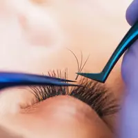 Ilustrasi Pemakaian Eyelash Extension Credit: freepik.com