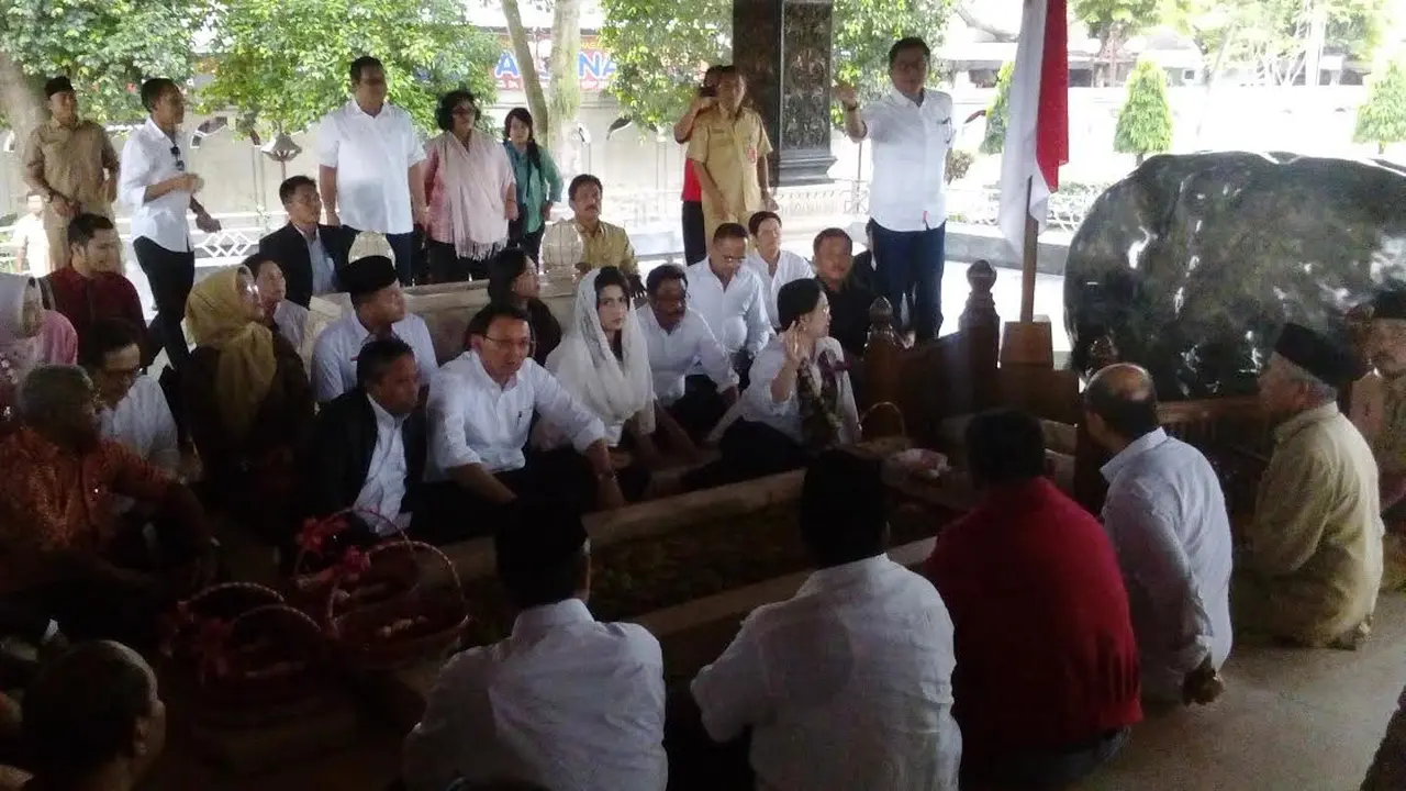 Megawati dan para calon kepala daerah di makam Bung Karno