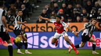 Gelandang Newcastle United asal Inggris Jacob Murphy, gelandang Arsenal asal Inggris Myles Lewis-Skelly dan bek Newcastle United asal Inggris Kieran Trippier selama pertandingan sepak bola leg kedua semifinal Piala Liga Inggris antara Newcastle United dan Arsenal di St James' Park, di Newcastle-upon-Tyne, Inggris timur laut, pada 5 Februari 2025.Paul ELLIS / AFP