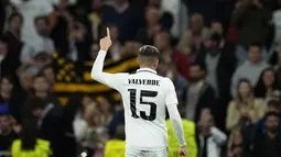 Gelandang Real Madrid, Federico Valverde melakukan selebrasi setelah mencetak gol kelima timnya ke gawang Celtic pada pertandingan lanjutan Grup F Liga Champions di stadion Santiago Bernabeu di Madrid, Spanyol, Kamis (3/11/2022). El Real melaju bersama RB Leipzig yang mengunci posisi dua usai menang telak 4-0 atas Shakhtar Donetsk. (AP Photo/Manu Fernandez)